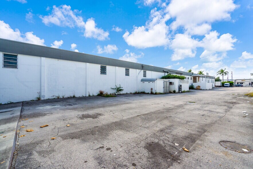 More Photos Of 3925 E 10th Ct, Hialeah Warehouse For Lease