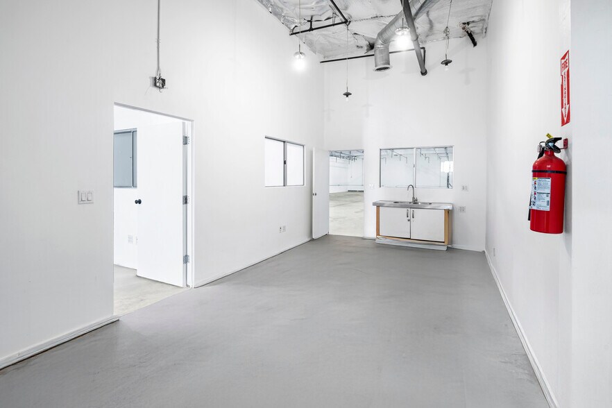 More Photos Of 3238 Union Pacific Ave, Los Angeles Industrial For Lease