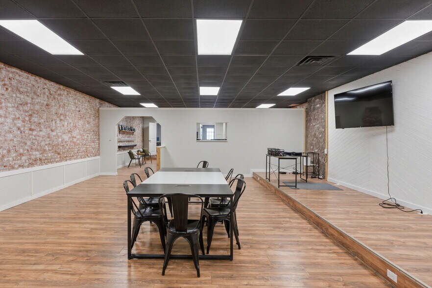 More Photos Of 302 N Main St, Newton Office Residential For Sale