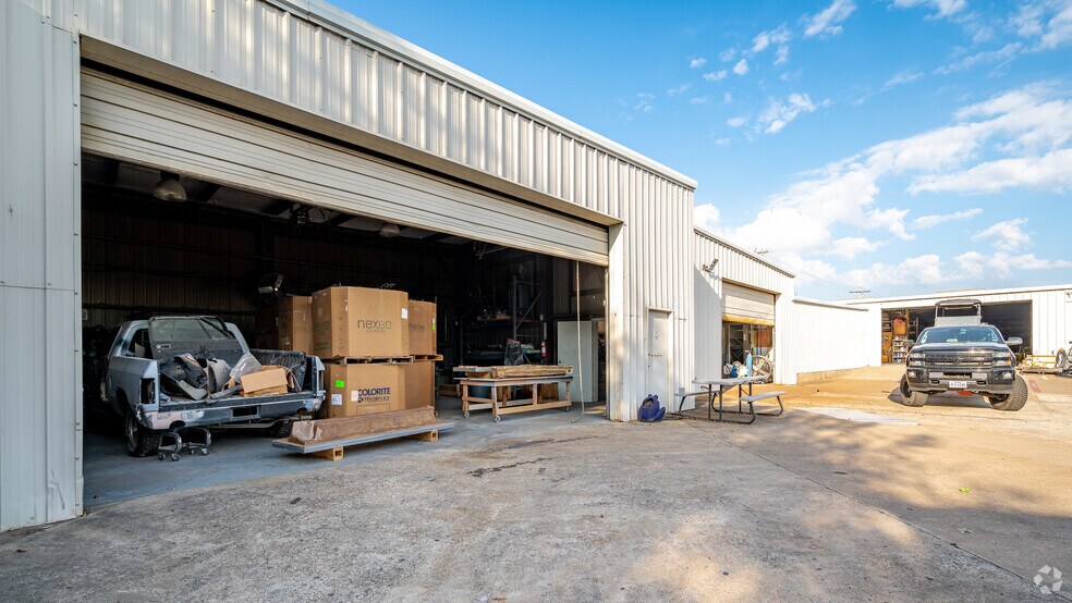 More Photos Of 1210 Metro Park Blvd, Lewisville Distribution For Lease