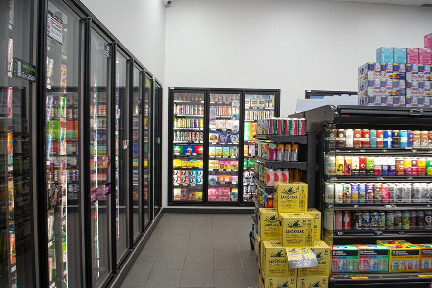 More Photos Of 680 Av Gilles-Villeneuve, Berthierville General Retail For Sale