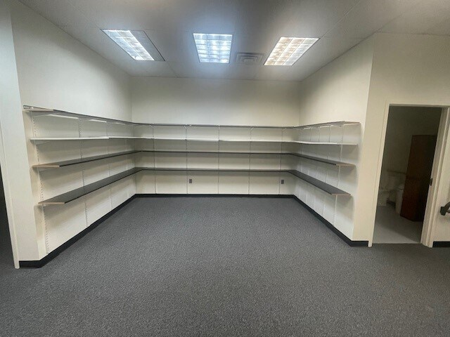 More Photos Of 403 S Gear Ave, West Burlington General Retail For Lease