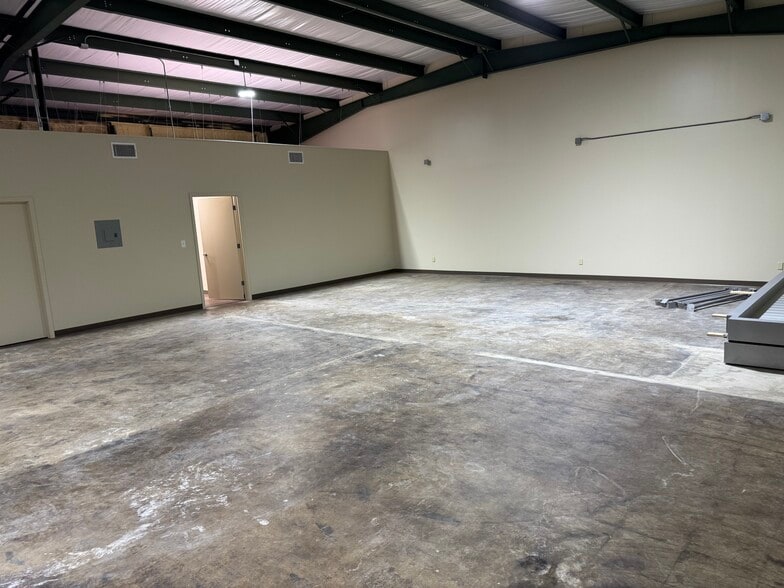 More Photos Of 104 Row 2, Lafayette Light Distribution For Lease