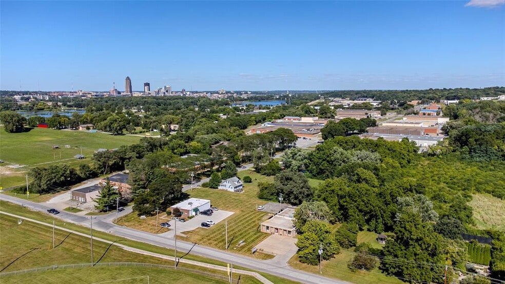 More Photos Of 2721 SW 30th St, Des Moines Office For Sale