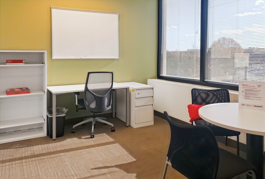 More Photos Of 301 McCullough Dr, Charlotte Coworking Space