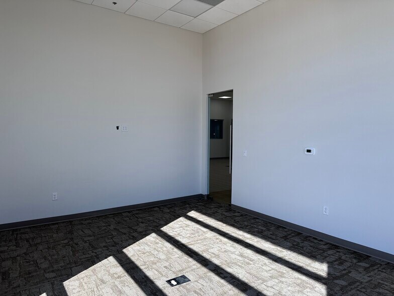 More Photos Of 19926 Kraus Lp, Laredo Distribution For Sale