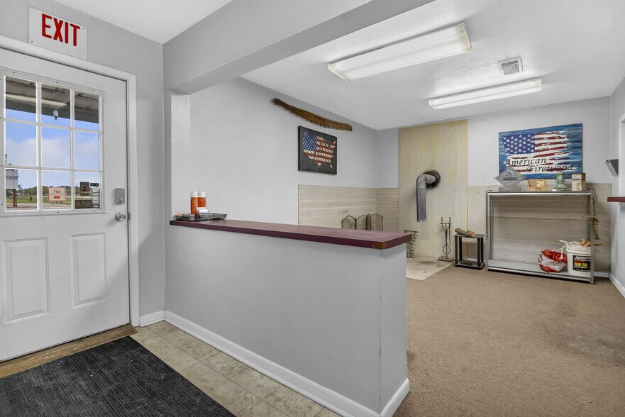 More Photos Of 21034 US Highway 96 S, Kirbyville Flex For Sale