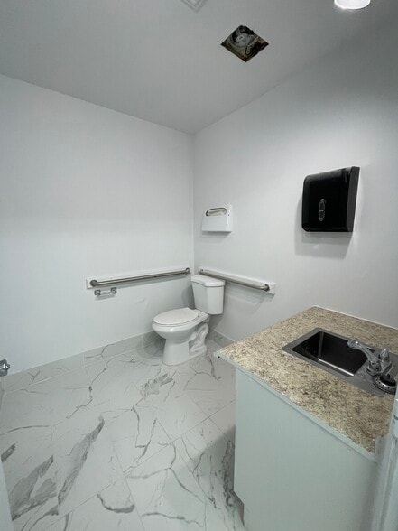 More Photos Of 715 N Ridgewood Pl, Los Angeles Office For Lease