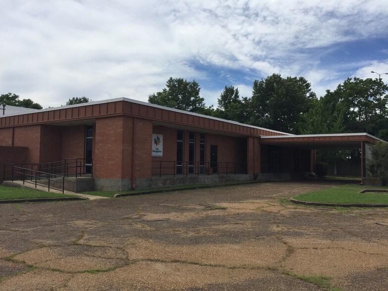 More Photos Of 755 Stonewall St, Jackson Flex For Sale