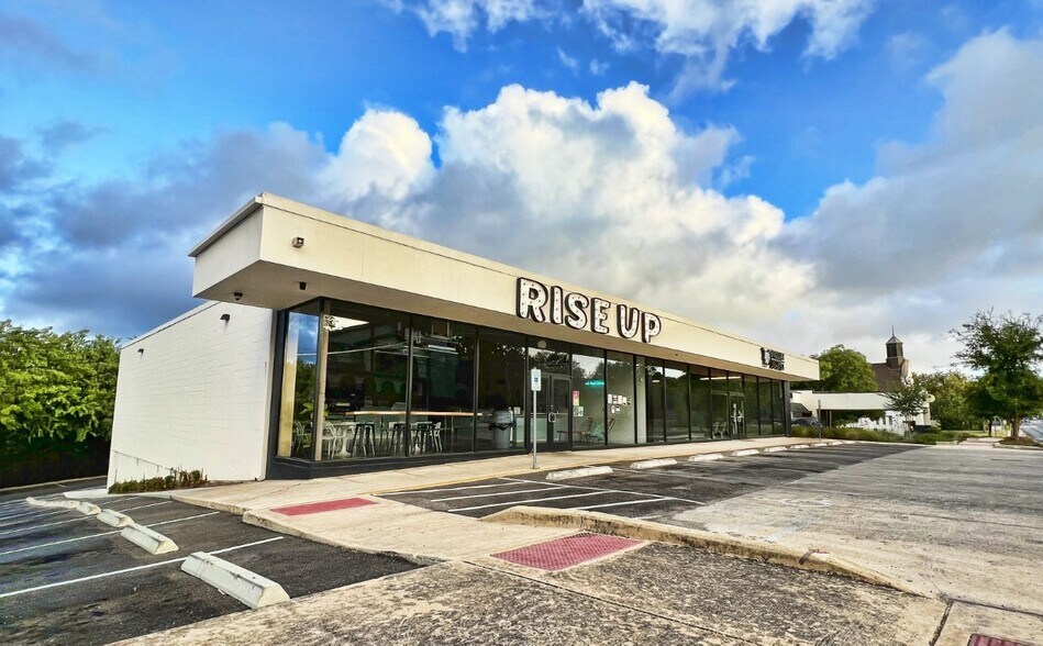 More Photos Of 6401-6403 Broadway St, San Antonio Storefront Retail Office For Lease