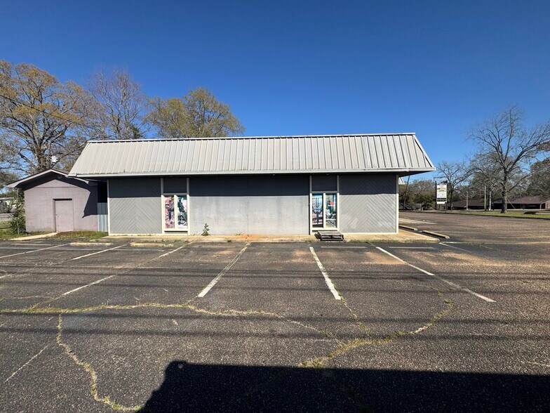 More Photos Of 990 N Daleville Ave, Daleville Warehouse For Sale