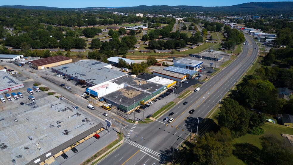 More Photos Of 3016-3020 University Dr, Huntsville Storefront Retail Office For Sale