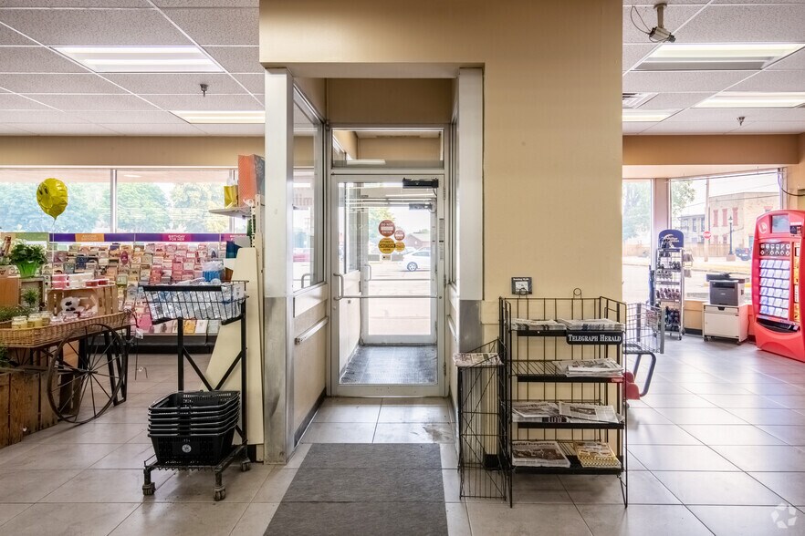 More Photos Of 106 W Oak St, Boscobel Supermarket For Sale