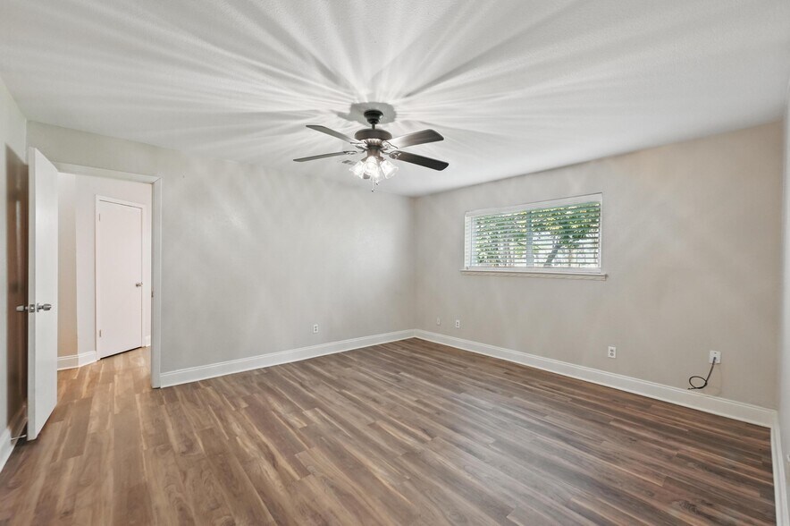 More Photos Of 300 Paul Wilson Rd, Wylie Showroom For Lease