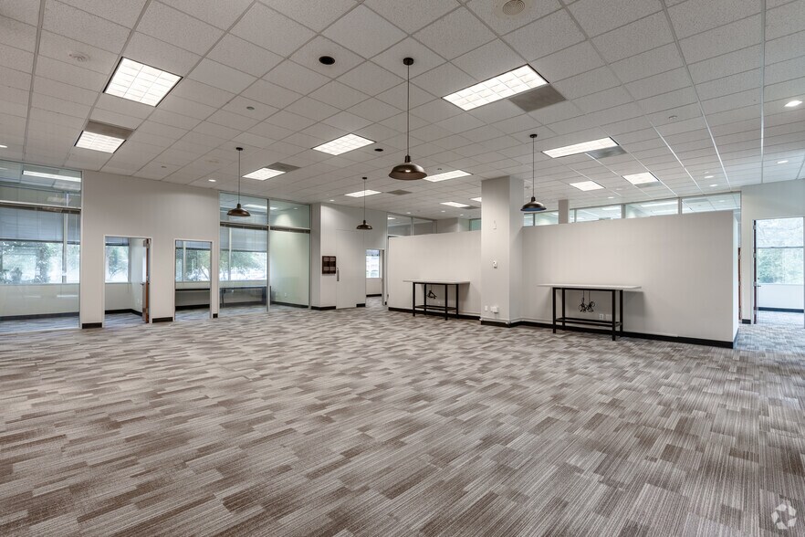 More Photos Of 1301 S Bowen Rd, Arlington Coworking Space