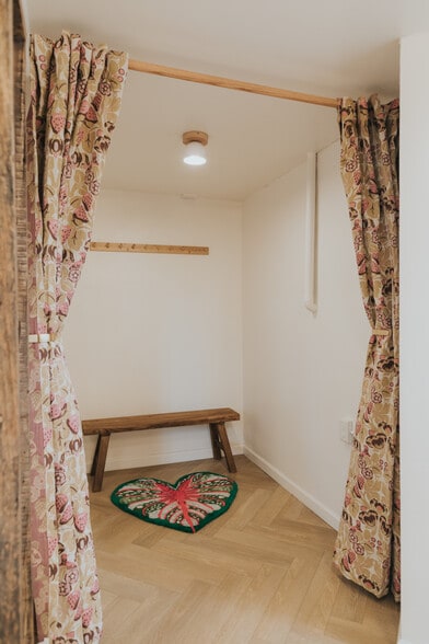 More Photos Of Ocean Ave, Carmel Hotel For Lease