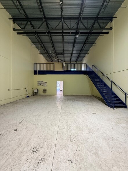 More Photos Of 787 Commerce Dr, Venice Warehouse For Lease