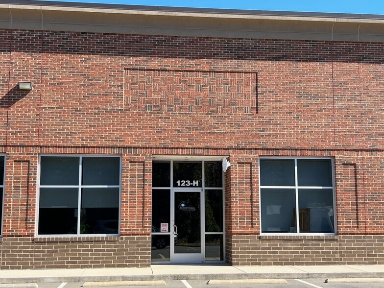 More Photos Of 123 Poplar Pointe Dr, Mooresville Flex For Lease