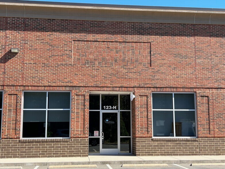 More Photos Of 123 Poplar Pointe Dr, Mooresville Flex For Lease