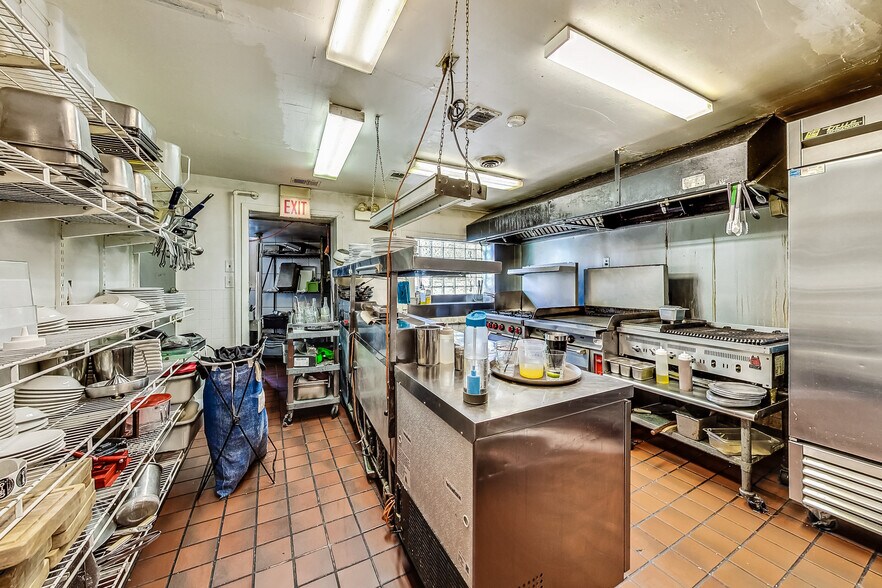 More Photos Of 2506-2508 N Clybourn Ave, Chicago Storefront Retail Residential For Sale