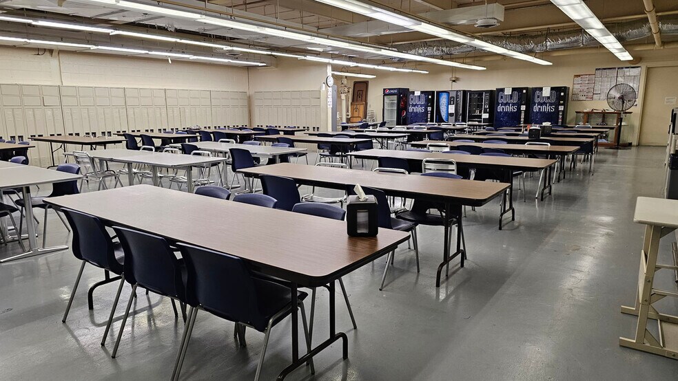 More Photos Of 120 S Church Ave, Garland Manufacturing For Lease