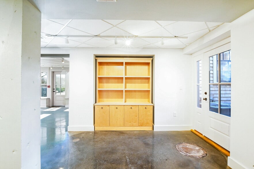 More Photos Of 1 Johnny Cake Hill, New Bedford Storefront Retail Office For Lease