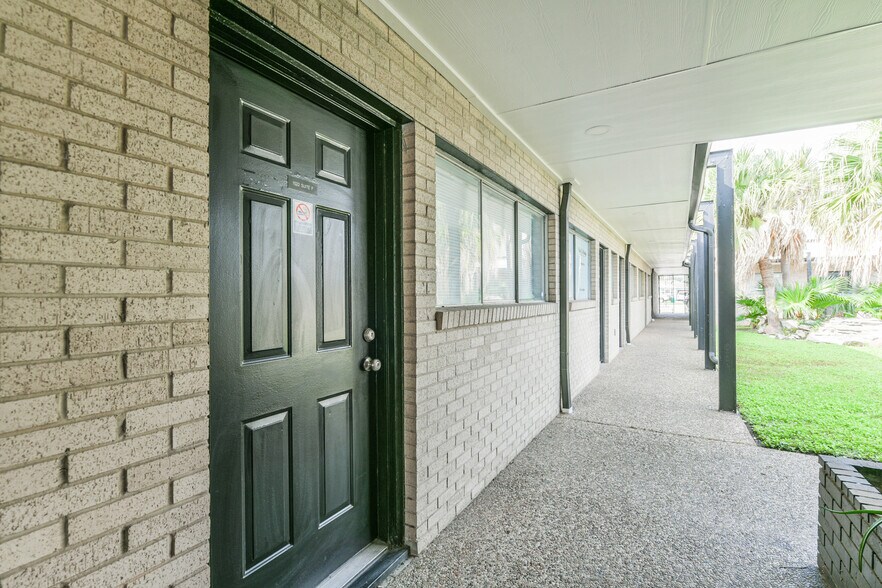 More Photos Of 1022-1024 Pasadena Blvd, Pasadena Medical For Lease