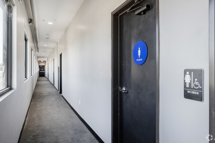 More Photos Of 13755 Roscoe Blvd, Panorama City General Retail For Lease