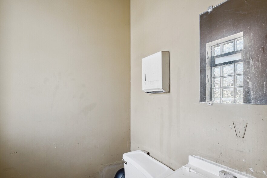 More Photos Of 13030 Puritan St, Detroit Office For Sale