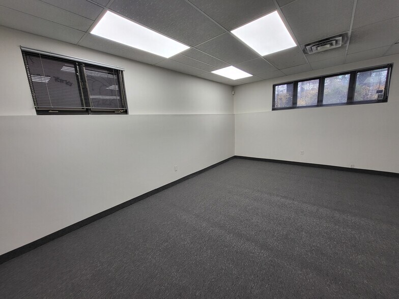More Photos Of 300 Sheppard Ave W, Toronto Office For Lease