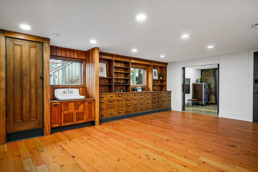 More Photos Of 144 S Main St, Independence Storefront Retail Office For Sale