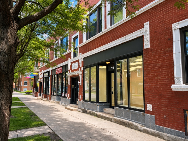 More Photos Of 1901-1915 W Foster Ave, Chicago Storefront Retail Residential For Lease