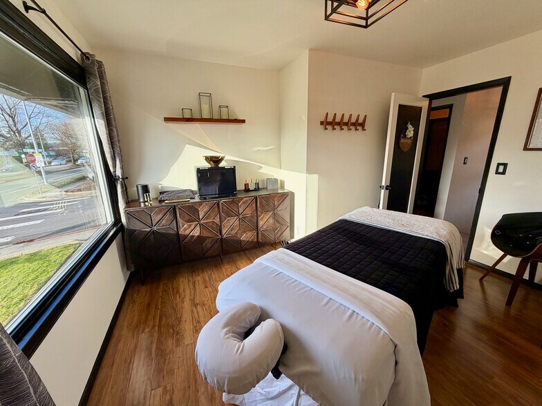 More Photos Of 1320 Market St, Kirkland Office For Lease