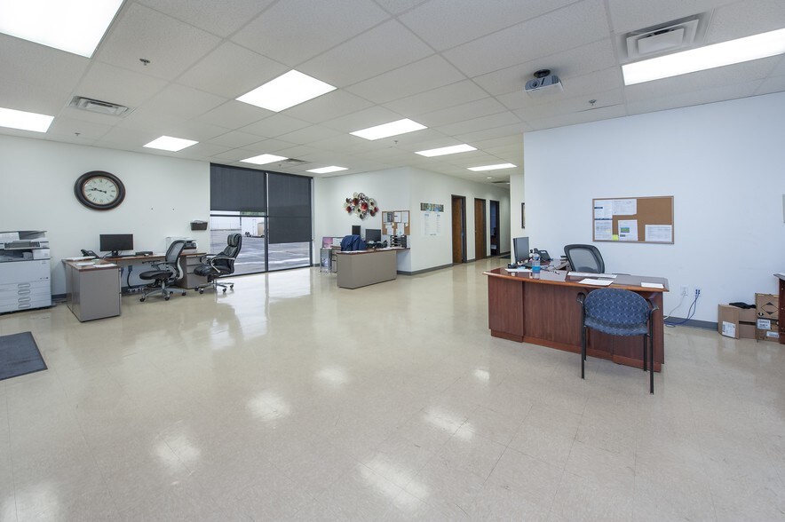 More Photos Of 3701 S Thomas Rd, Oklahoma City Distribution For Lease