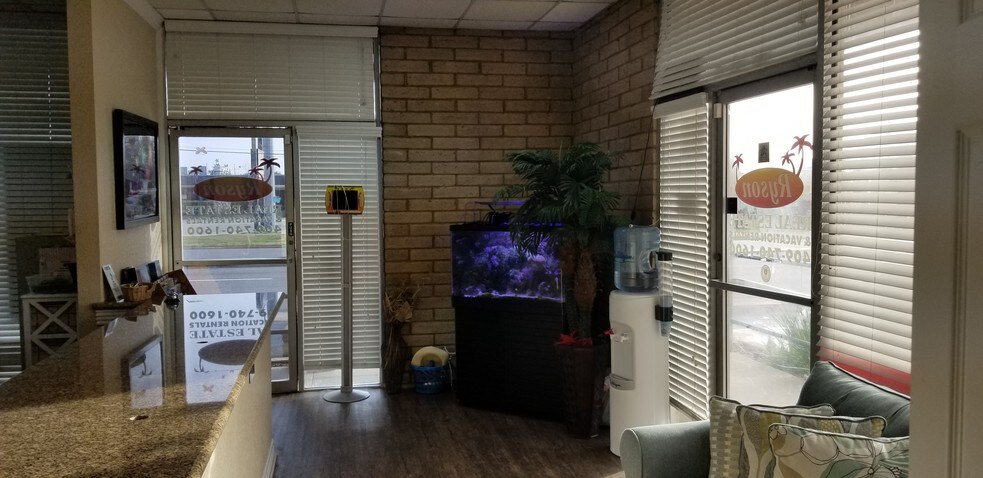 More Photos Of 2115 61st St, Galveston Storefront Retail Office For Lease