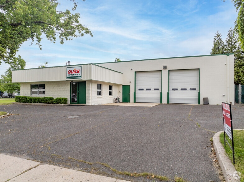 Primary Photo Of 61 Cunningham Ave, Hamilton Light Manufacturing For Sale
