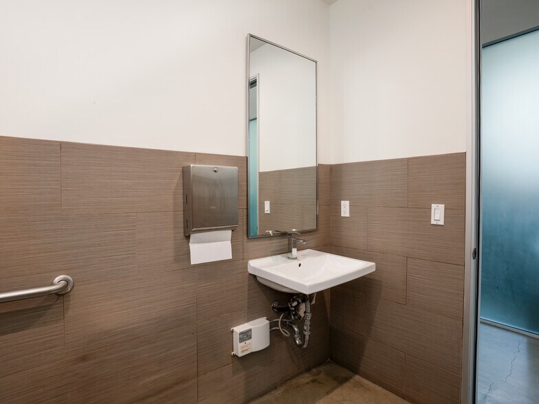 More Photos Of 134 Lomita St, El Segundo Office For Sale