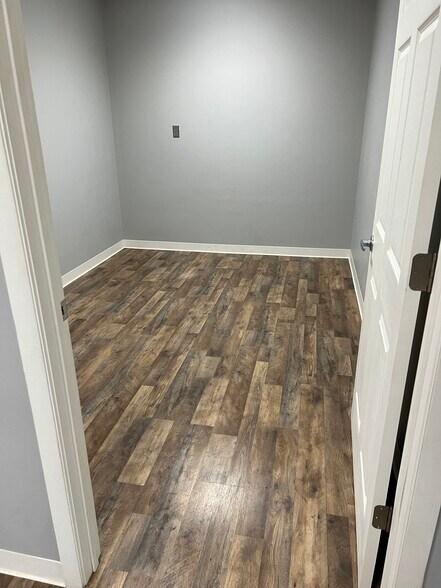 More Photos Of 8457 Andersonville Rd, Village of Clarkston Warehouse For Lease
