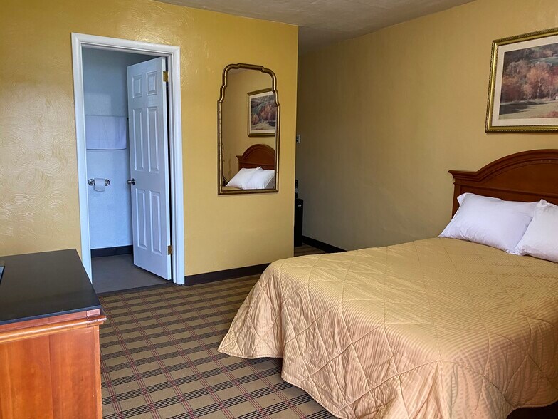 More Photos Of 1901 Clark Ave, Wellsville Hotel For Sale