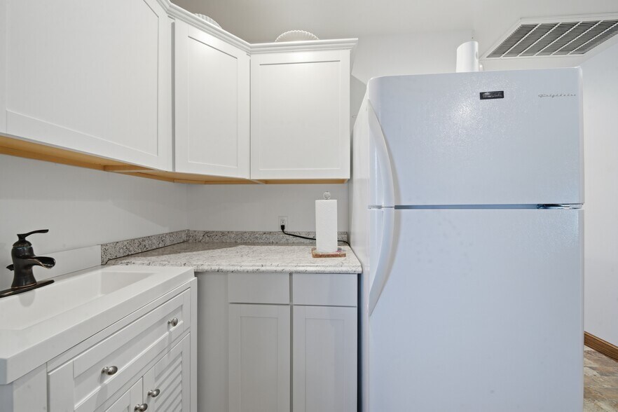 More Photos Of 601 S Cherokee St, Catoosa Office For Sale