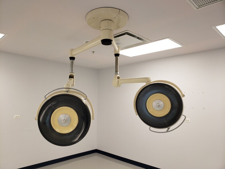 More Photos Of 912 Northwest Hwy, Fox River Grove Medical For Sale