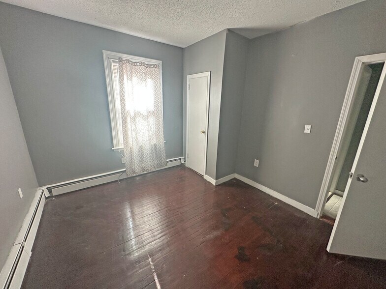 More Photos Of 256-258 Mather St, Hartford Apartments For Sale