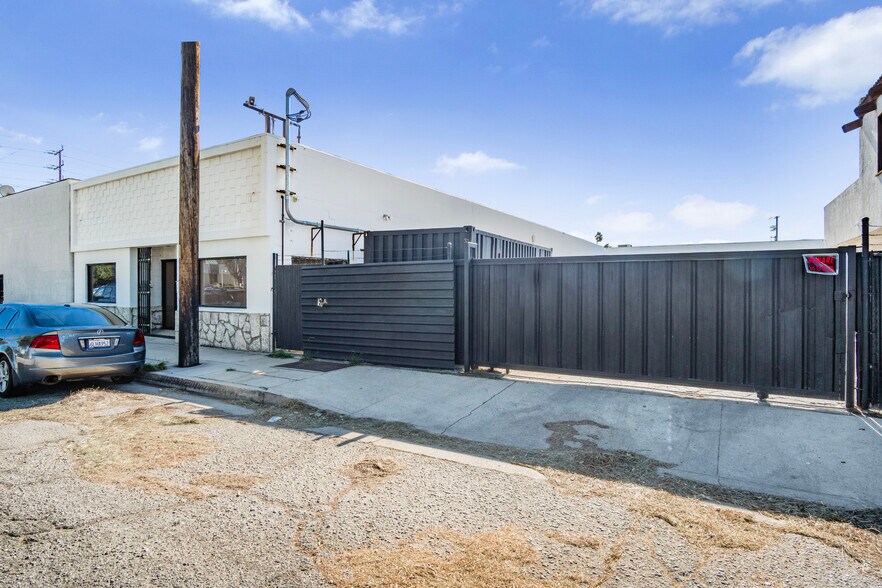 Primary Photo Of 20908 Itasca St, Chatsworth Light Manufacturing For Sale