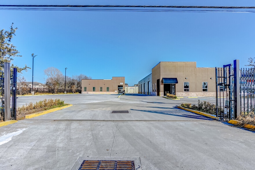 More Photos Of 1631 Highway 6 S, Houston Warehouse For Lease