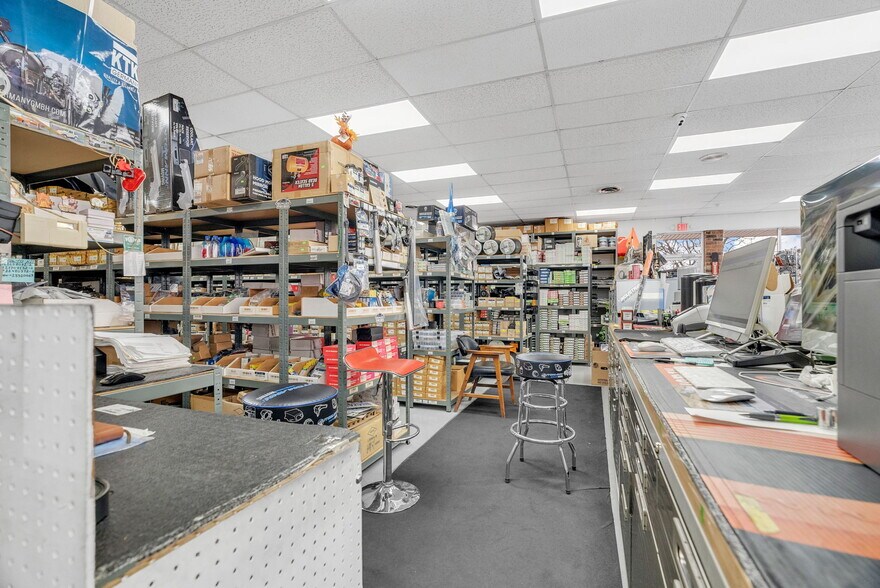 More Photos Of 1475 S Newburgh Rd, Westland Light Distribution For Sale