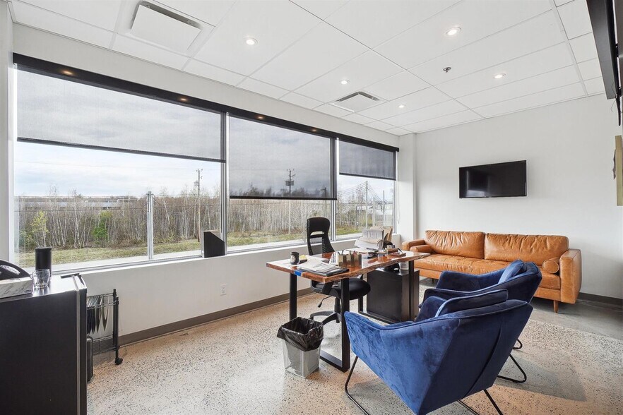 More Photos Of 1015-1037 Rue Des Forges, Terrebonne Warehouse For Lease