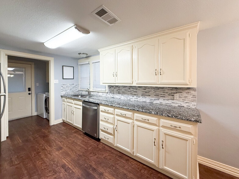 More Photos Of 211 Second St, Denton Flex For Sale