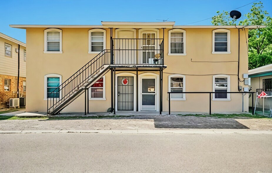 Primary Photo Of 121 N Bethel St, Roma Apartments For Sale