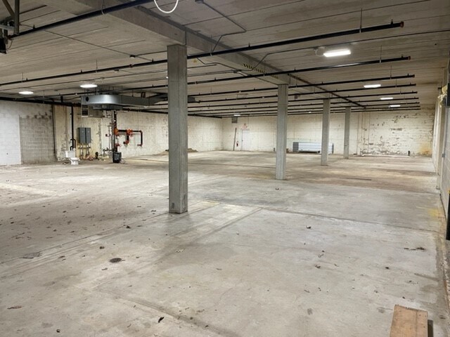 More Photos Of 1331 Gillingham Rd, Neenah Warehouse For Lease