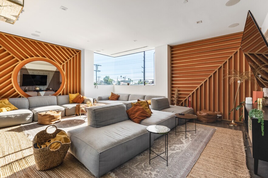 More Photos Of 2478 Penmar Ave, Venice Dormitory For Sale